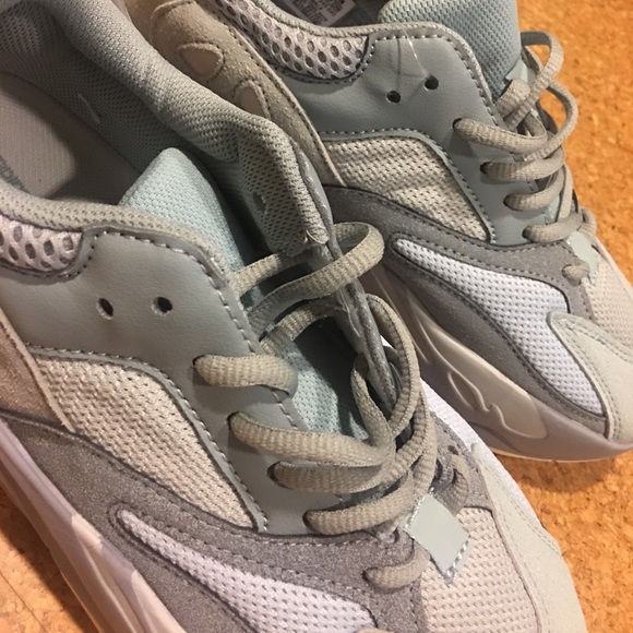 Yeezy Boost 700 - Picture 4 of 8